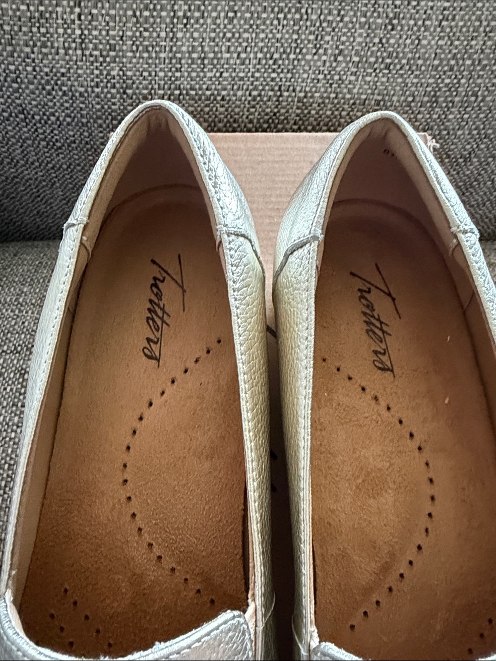 NEW IN BOX Trotters Deanna Champagne Metallic Leather Slip-On Loafers Size 8.5 - Picture 3 of 7